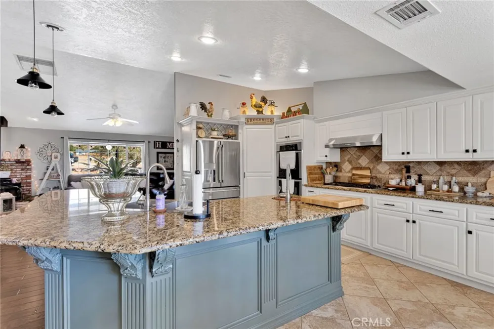 16976 Joshua Apple Valley, CA 92307