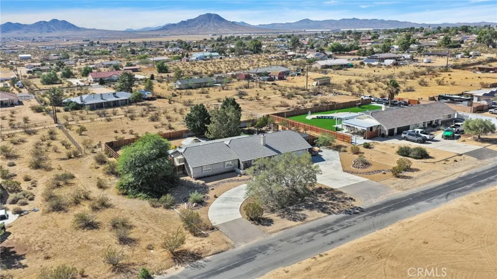 16976 Joshua Apple Valley, CA 92307