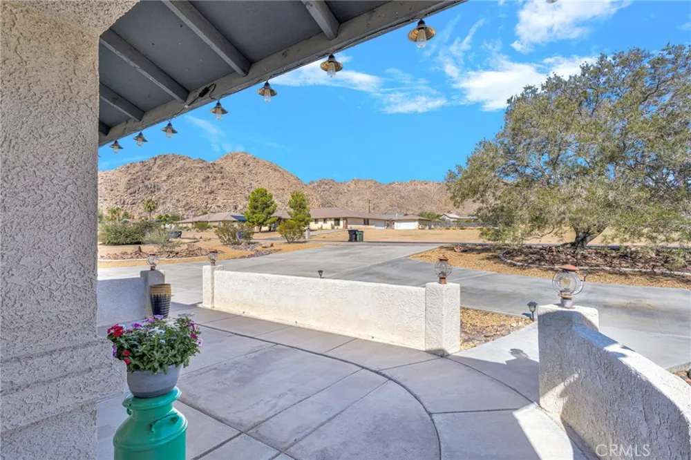 16976 Joshua Apple Valley, CA 92307