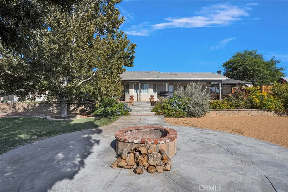 16976 Joshua Apple Valley, CA 92307