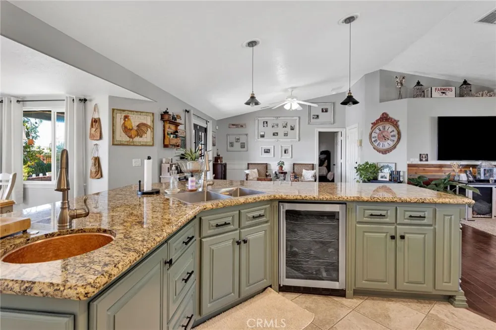 16976 Joshua Apple Valley, CA 92307