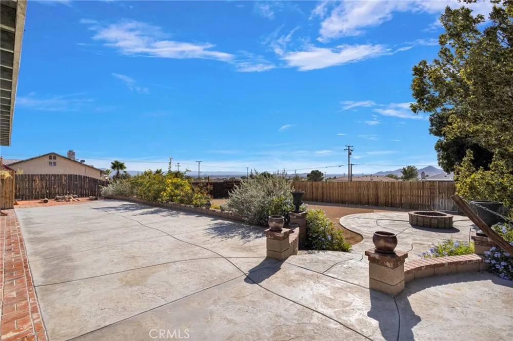 16976 Joshua Apple Valley, CA 92307