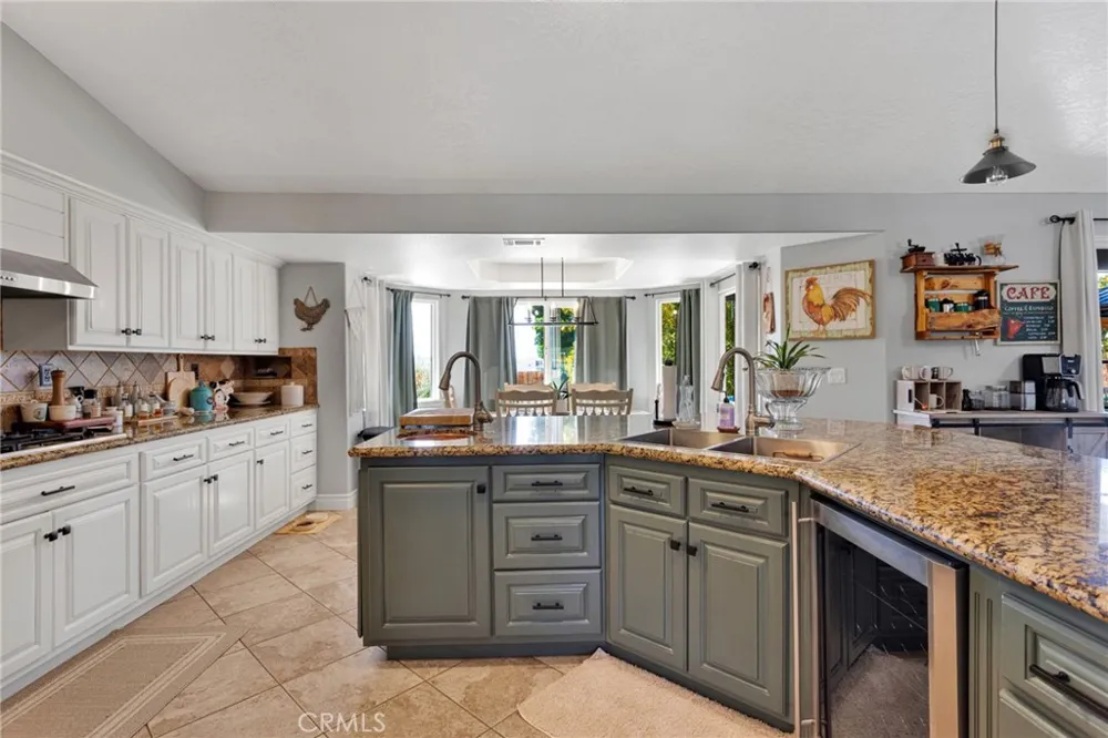 16976 Joshua Apple Valley, CA 92307