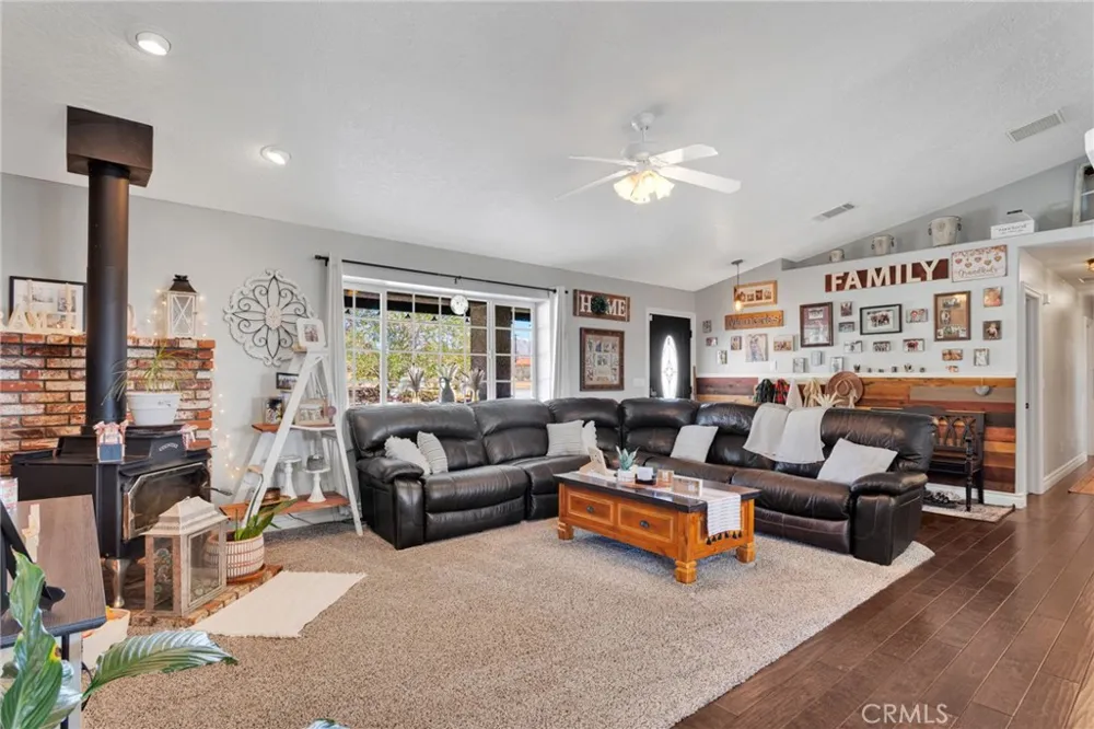 16976 Joshua Apple Valley, CA 92307