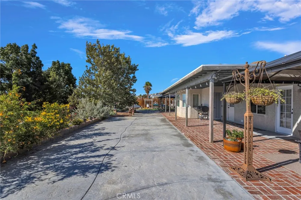 16976 Joshua Apple Valley, CA 92307