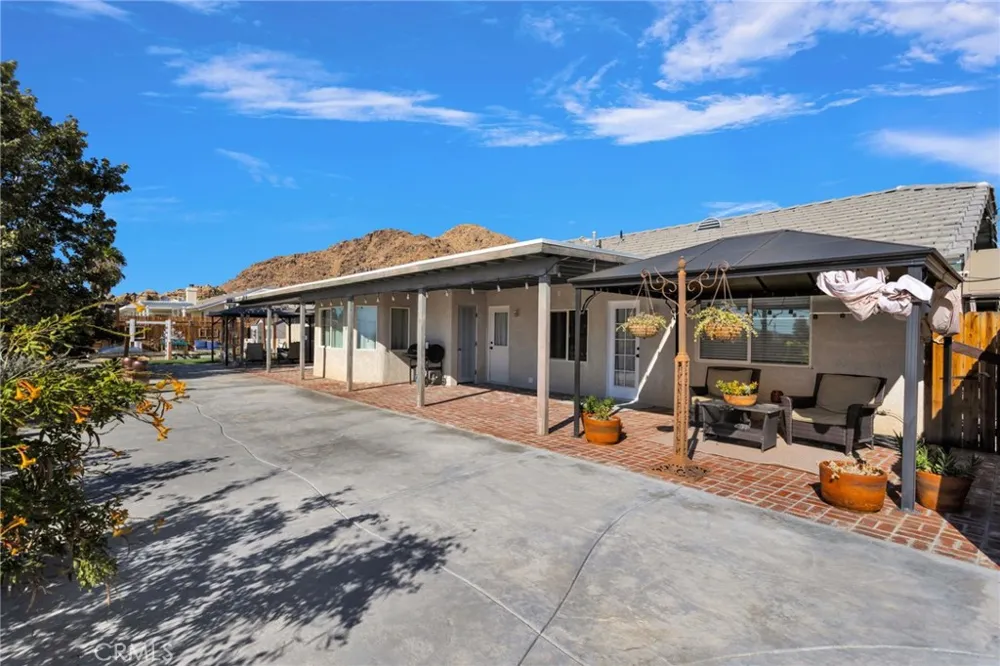 16976 Joshua Apple Valley, CA 92307