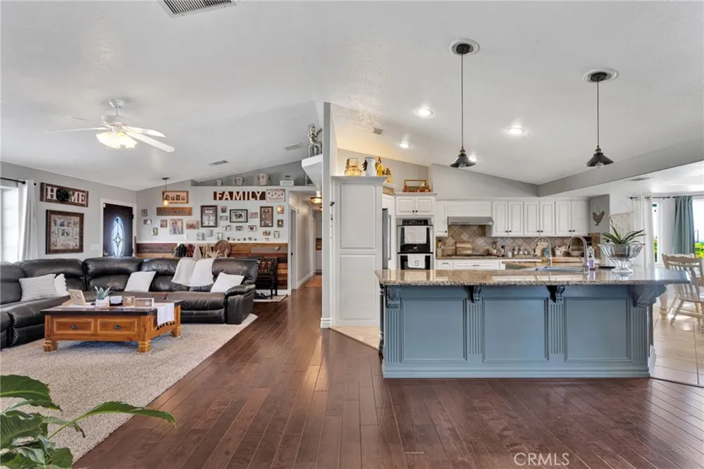 16976 Joshua Apple Valley, CA 92307
