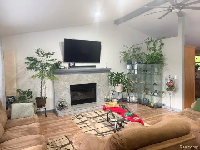 4832 Colony Court Warren City, MI 48091