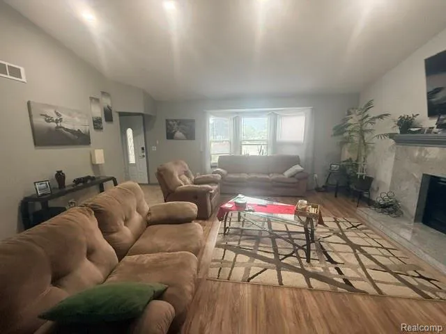 4832 Colony Court Warren City, MI 48091
