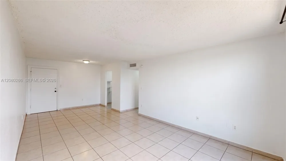 666 W 81st St #303 Hialeah, FL 33014