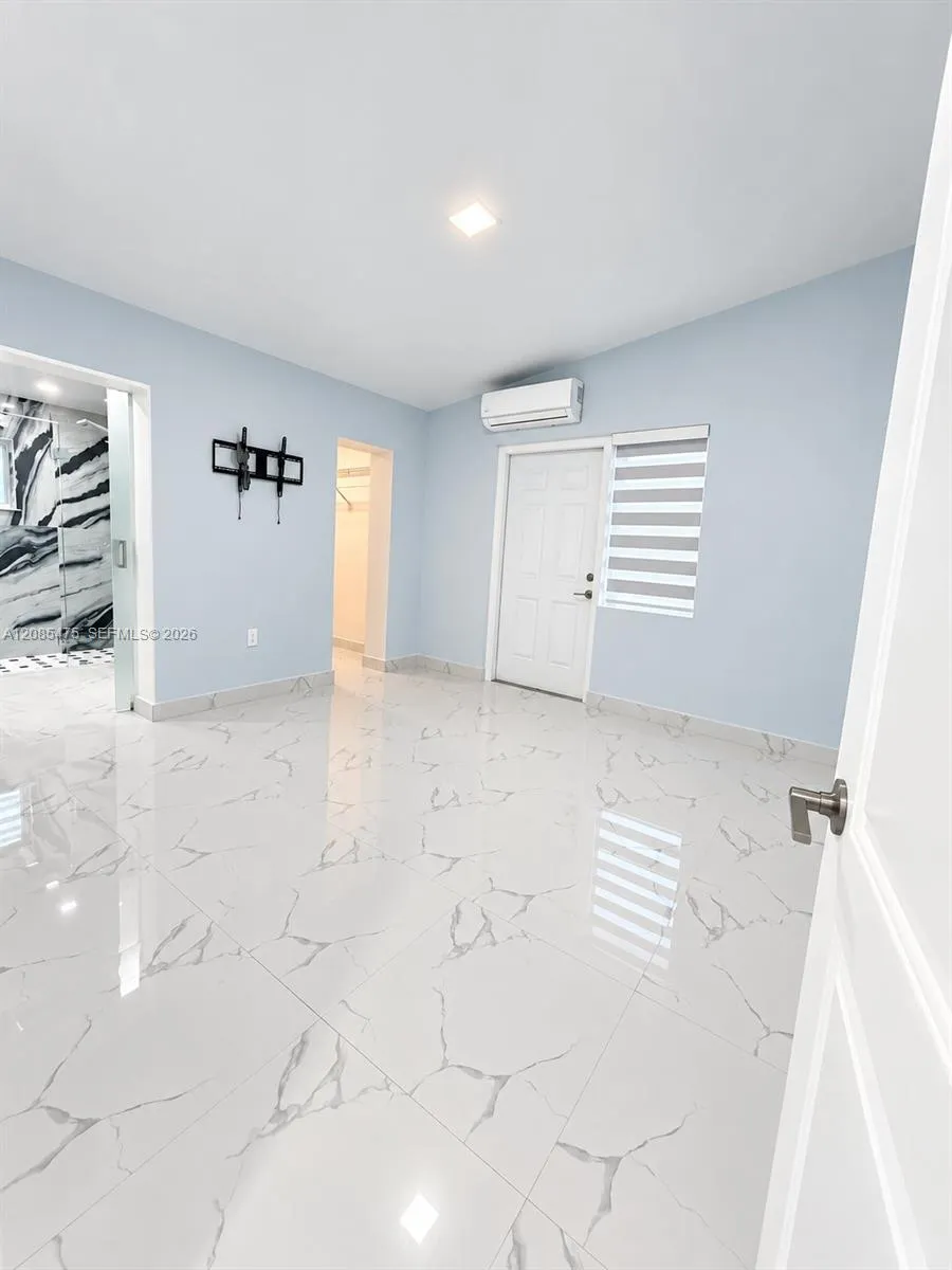 871 SE 4th Pl Hialeah, FL 33010