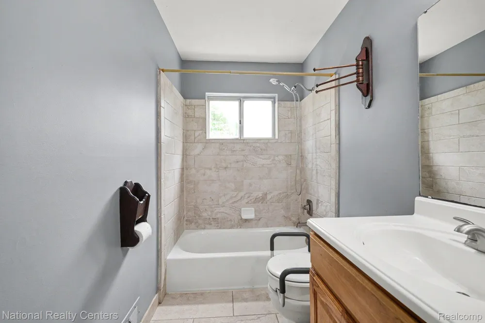 1069 Urbancrest Drive Troy City, MI 48083