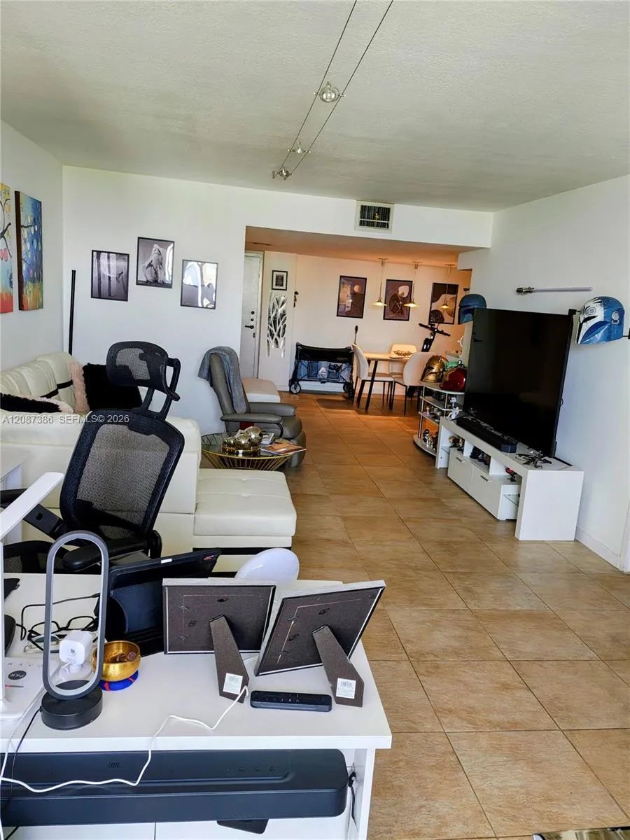 2333 Brickell Ave #2814 Miami, FL 33129