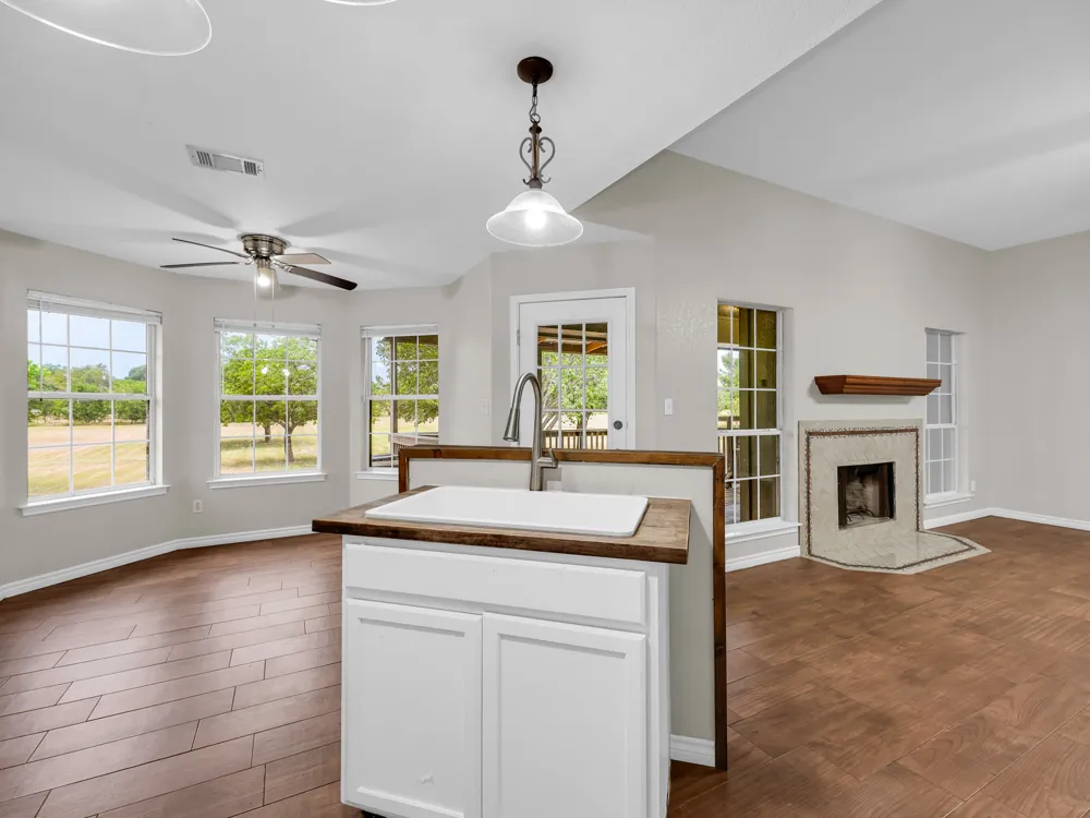 84 Thomas Drive Martindale, TX 78655