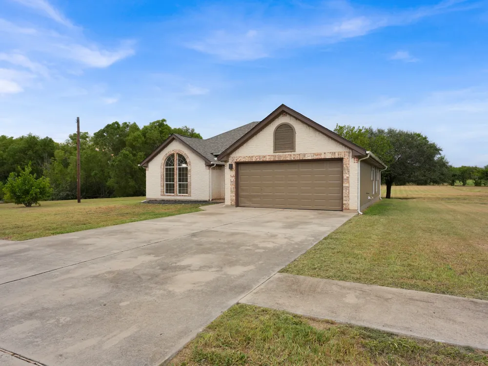 84 Thomas Drive Martindale, TX 78655