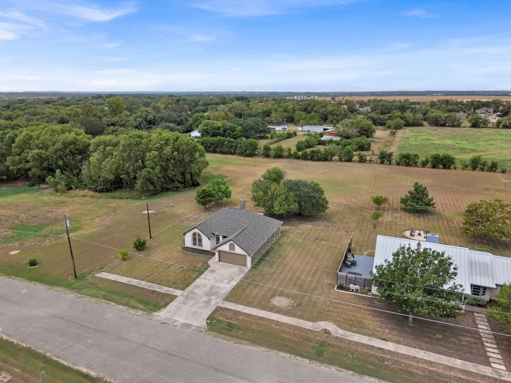 84 Thomas Drive Martindale, TX 78655