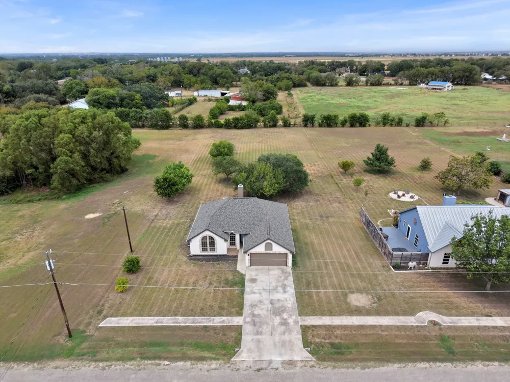 84 Thomas Drive Martindale, TX 78655
