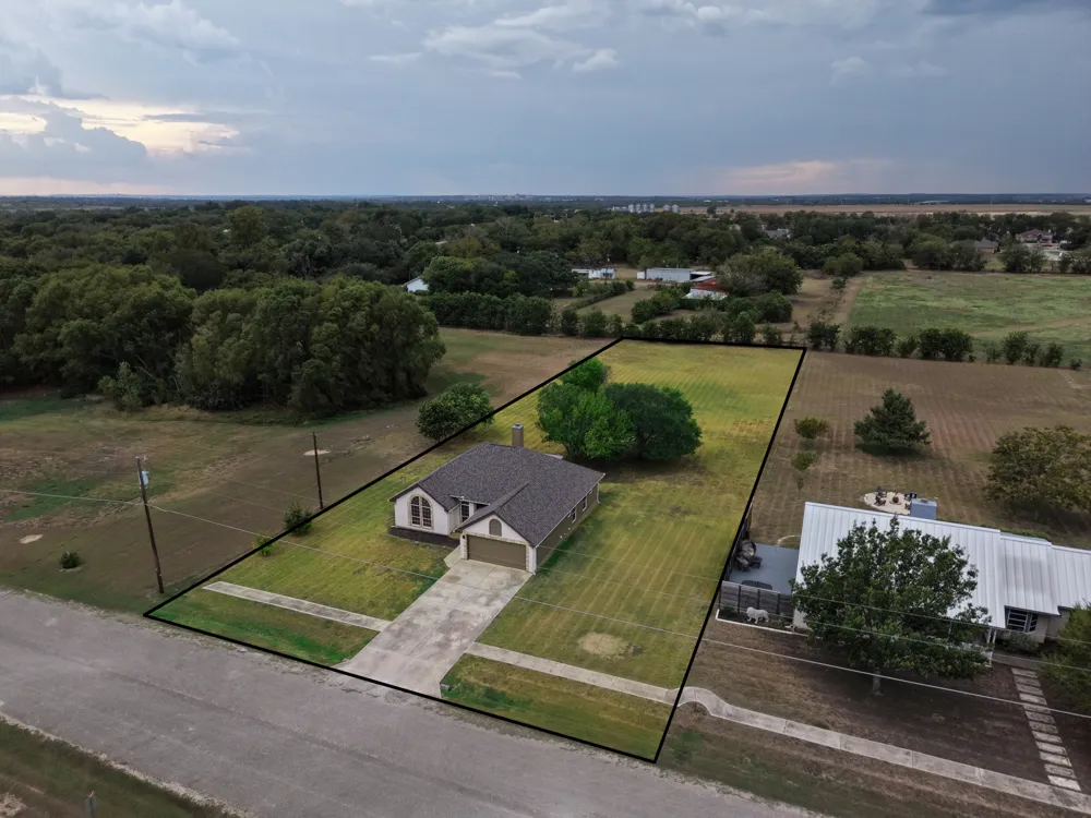 84 Thomas Drive Martindale, TX 78655