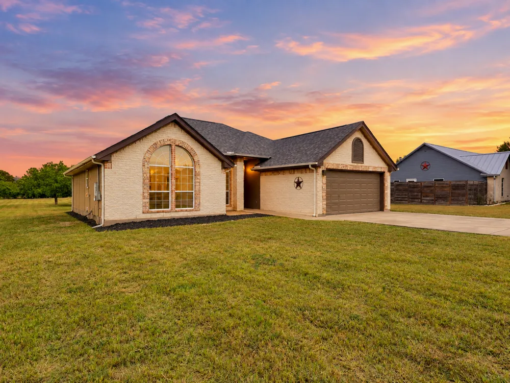 84 Thomas Drive Martindale, TX 78655