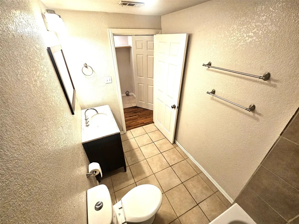 1921 W 10th Street Dallas, TX 75208