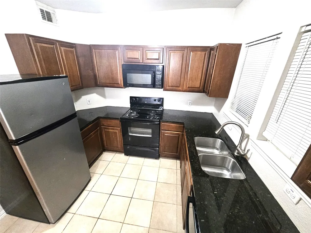 1921 W 10th Street Dallas, TX 75208