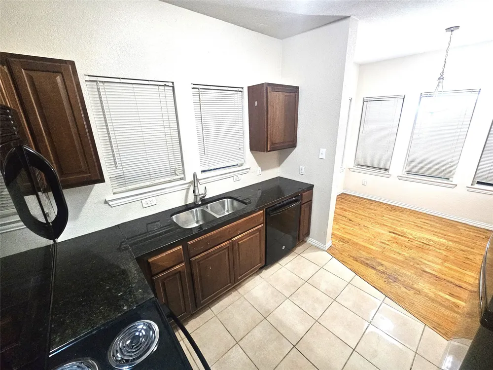 1921 W 10th Street Dallas, TX 75208