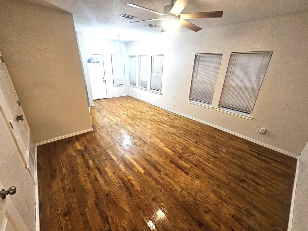 1921 W 10th Street Dallas, TX 75208