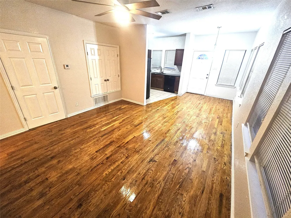 1921 W 10th Street Dallas, TX 75208