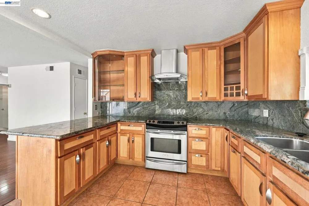 33438 University Dr Union City, CA 94587