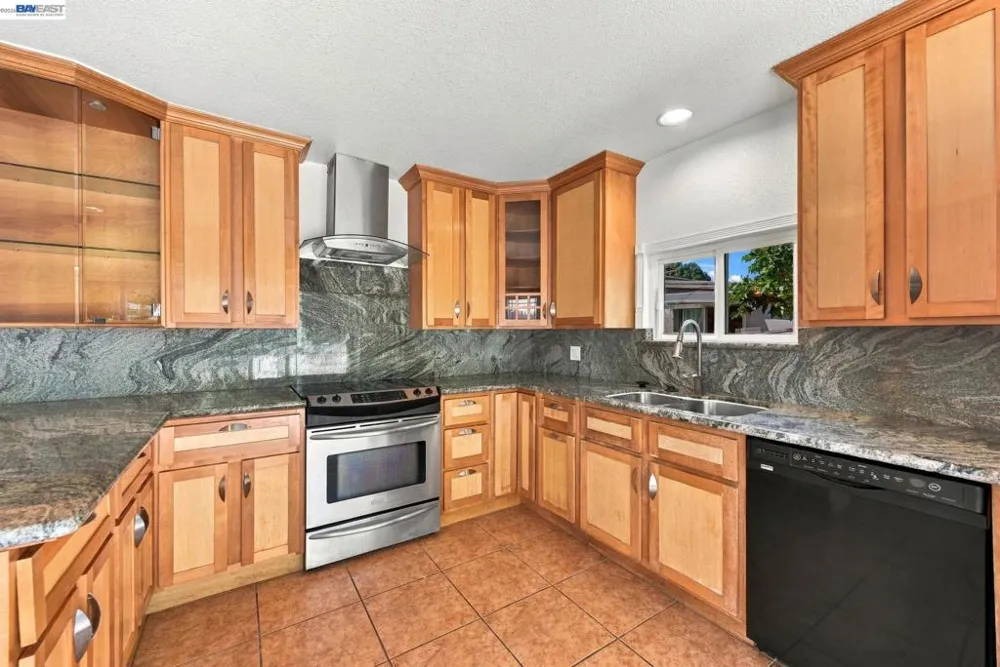 33438 University Dr Union City, CA 94587