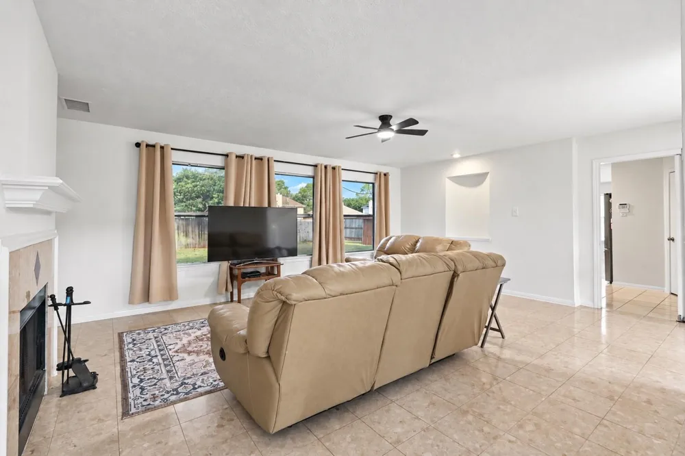2914 Glen Cullen Lane Pearland, TX 77584