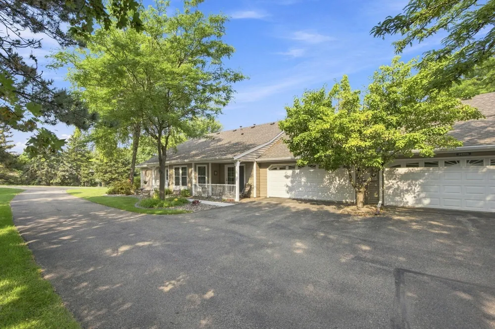 14702 Oak Run Lane Burnsville, MN 55306