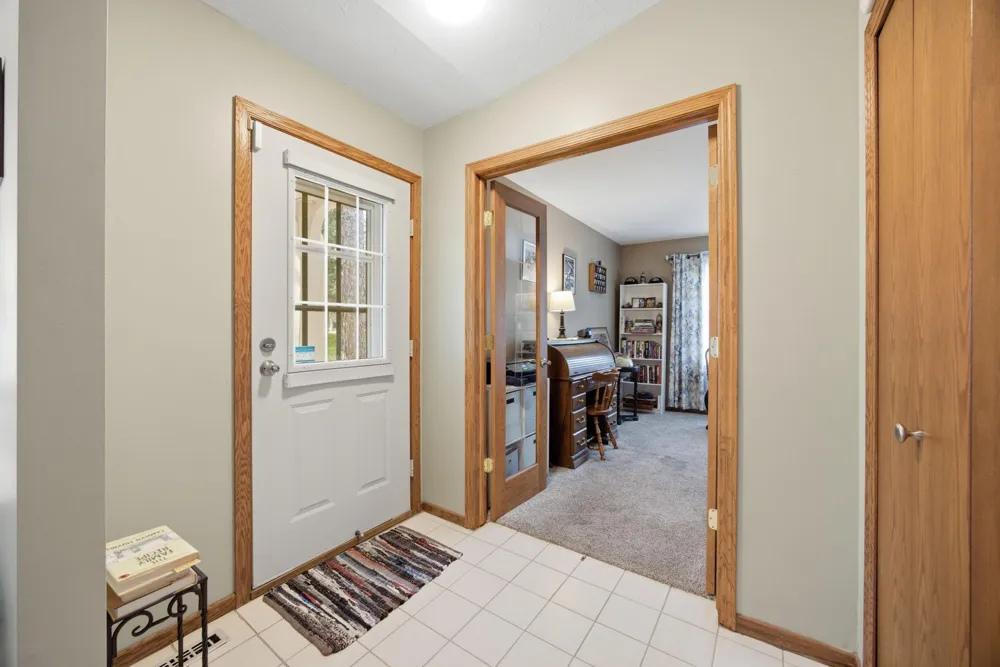 14702 Oak Run Lane Burnsville, MN 55306