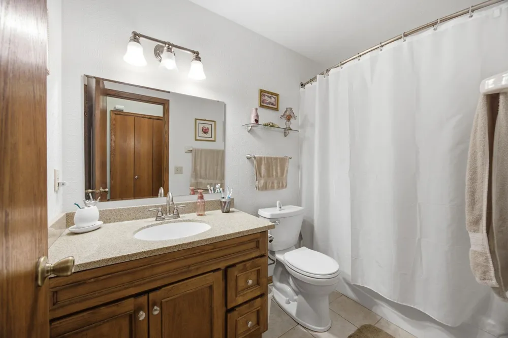 14702 Oak Run Lane Burnsville, MN 55306