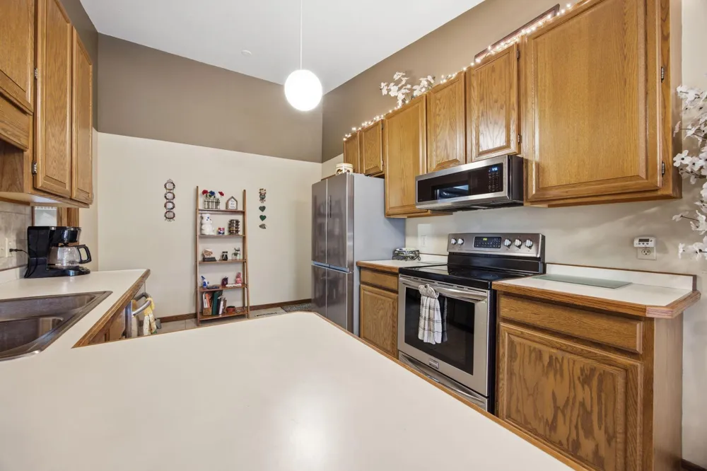 14702 Oak Run Lane Burnsville, MN 55306