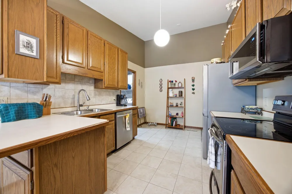 14702 Oak Run Lane Burnsville, MN 55306