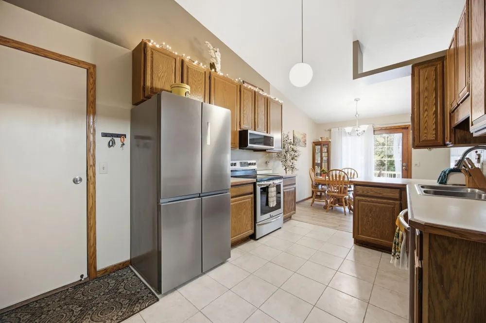 14702 Oak Run Lane Burnsville, MN 55306