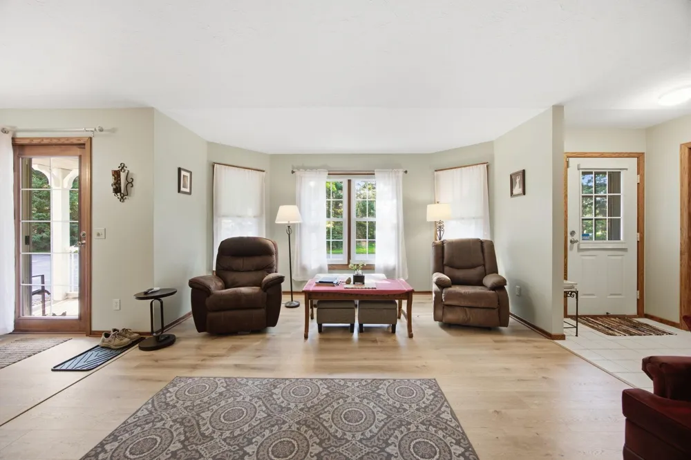 14702 Oak Run Lane Burnsville, MN 55306
