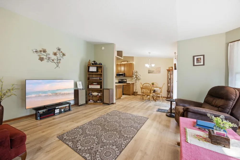 14702 Oak Run Lane Burnsville, MN 55306