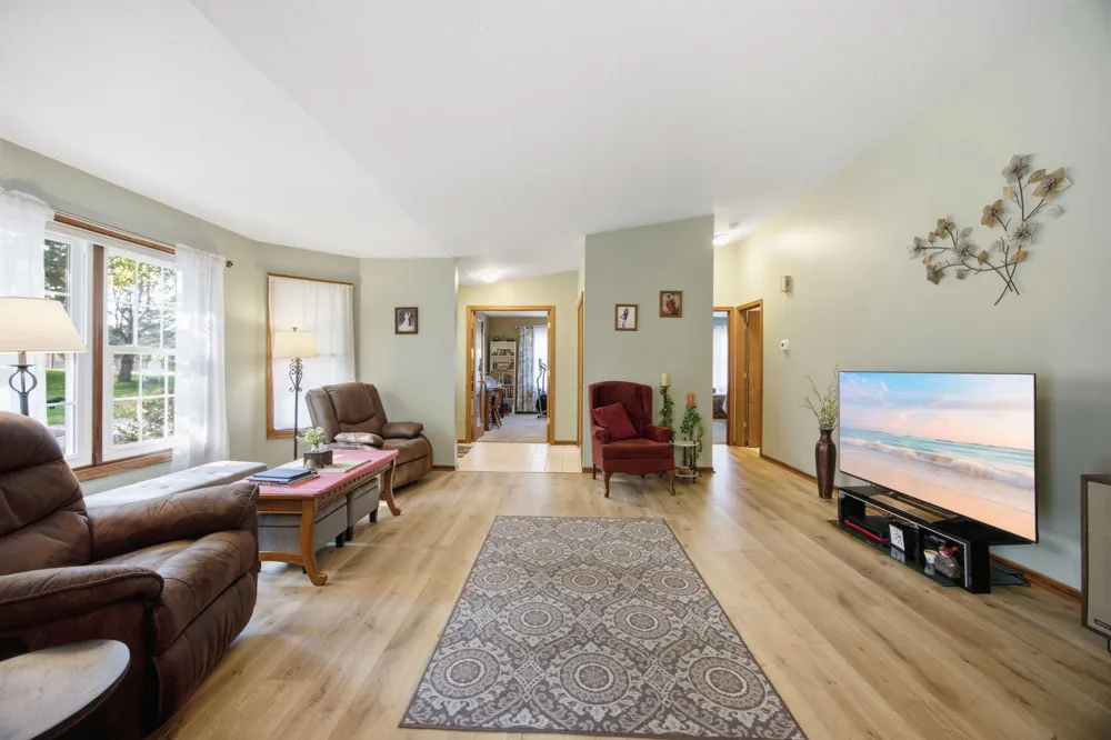 14702 Oak Run Lane Burnsville, MN 55306