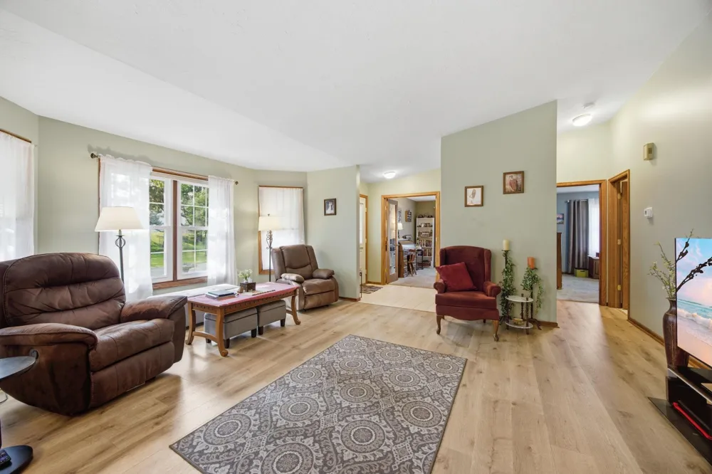14702 Oak Run Lane Burnsville, MN 55306