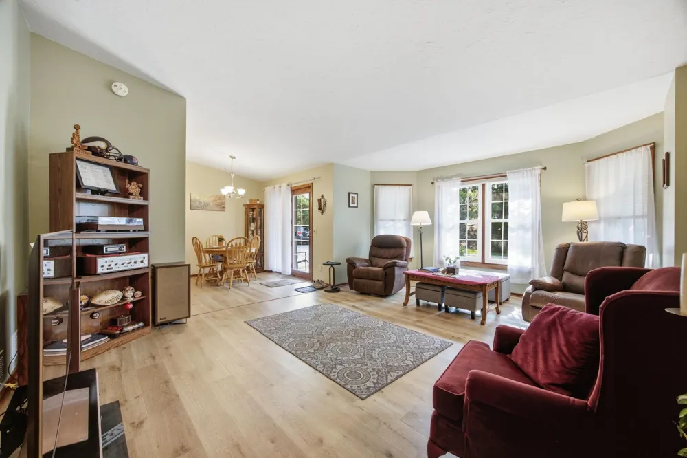 14702 Oak Run Lane Burnsville, MN 55306
