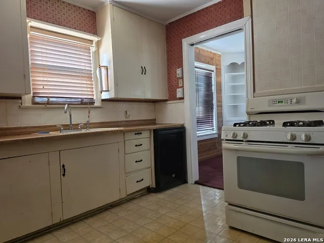 307 Frio Cotulla, TX 78014
