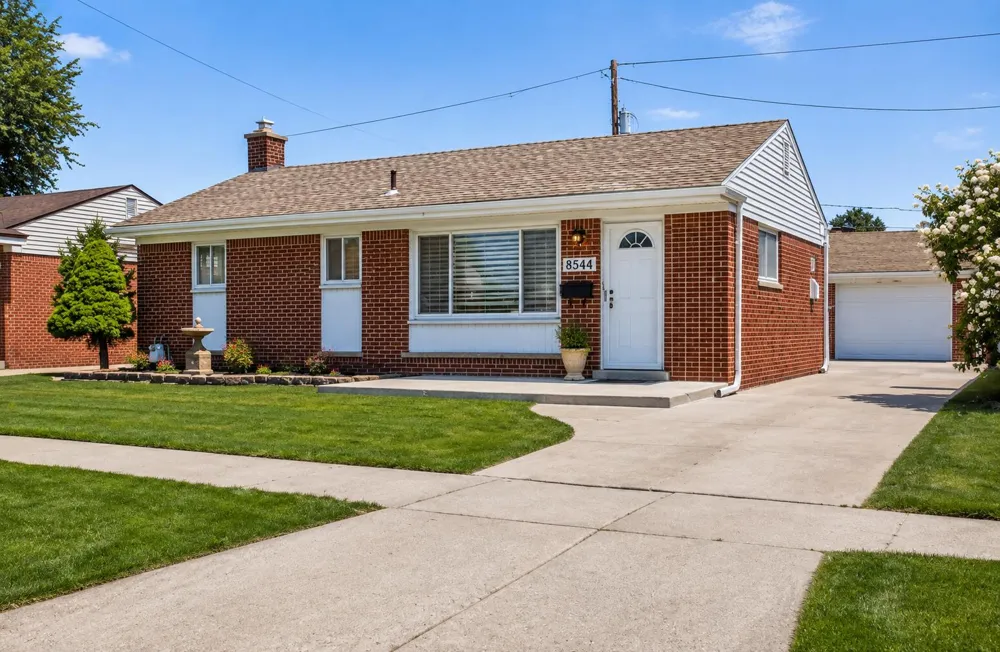 8544 Kinloch Street Dearborn Heights, MI 48127
