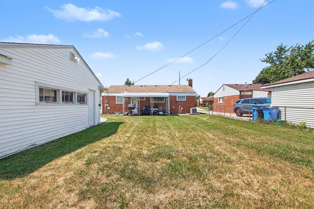 8544 Kinloch Street Dearborn Heights, MI 48127
