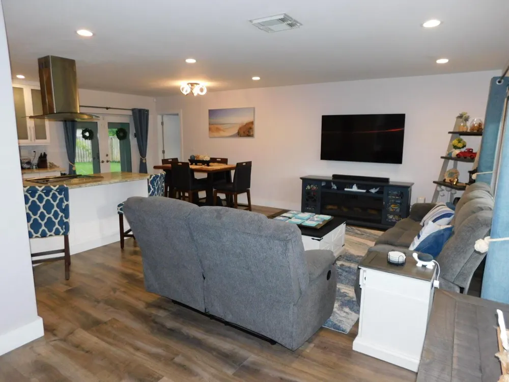 6604 NW 93RD AVENUE Tamarac, FL 33321