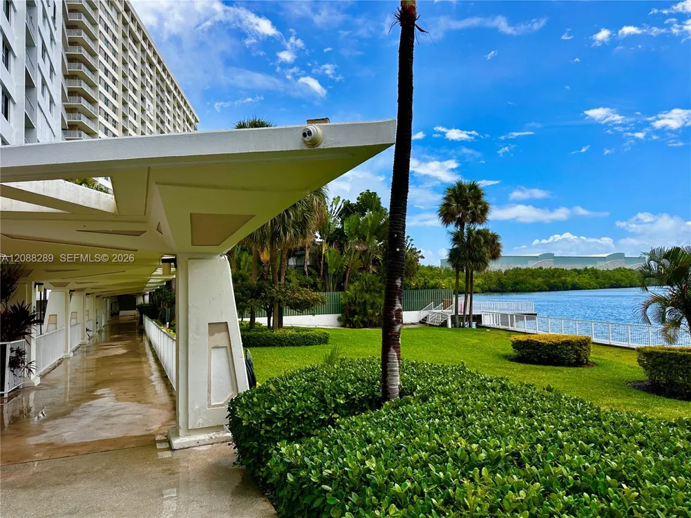 500 Bayview Dr #717 Sunny Isles Beach, FL 33160