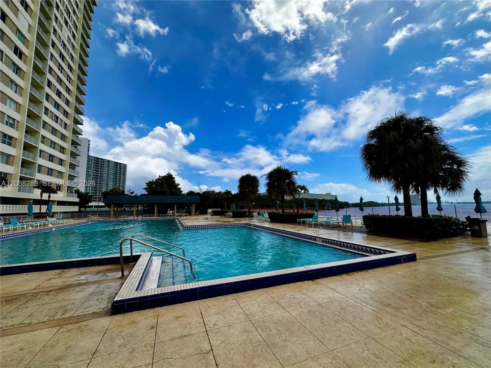 500 Bayview Dr #717 Sunny Isles Beach, FL 33160