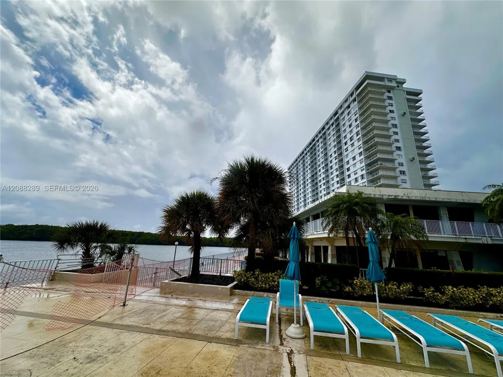 500 Bayview Dr #717 Sunny Isles Beach, FL 33160