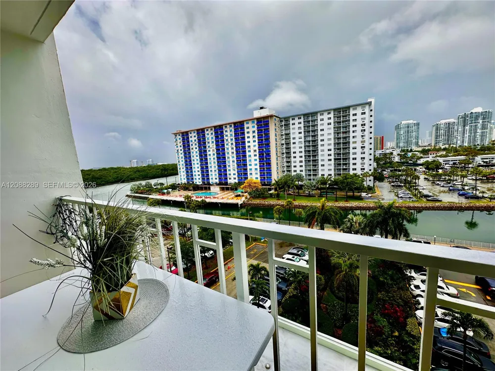 500 Bayview Dr #717 Sunny Isles Beach, FL 33160